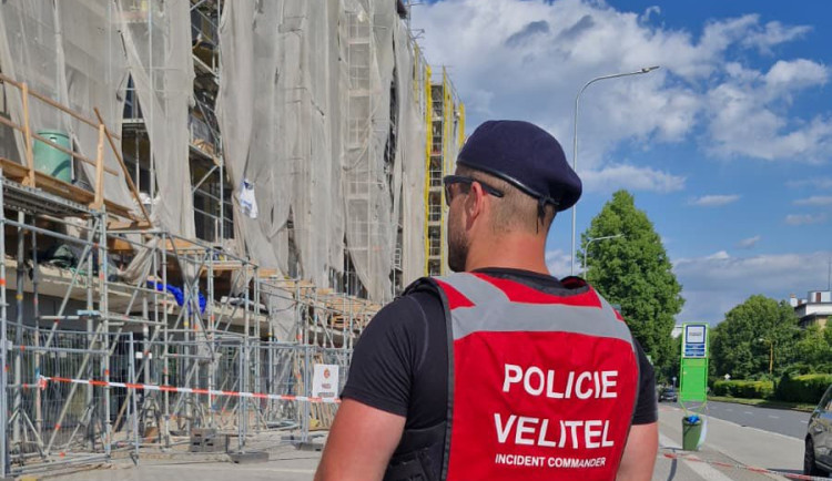 Policisté vyšetřují smrt ženy v bytovém domě v Havířově. Zaútočil na ni soused