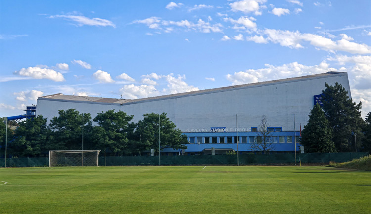 Exces u bazénu v Olomouci: návštěvnice byla na mol, plavčík volal strážníky