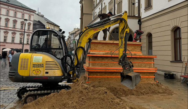 Pocta Mozartovi u radnice. V Olomouci vzniká jedinečná socha z písku