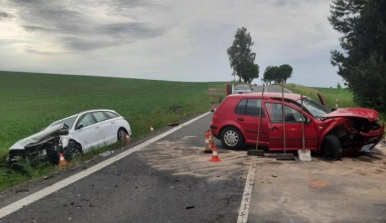 Při čelní nehodě dvou aut se v neděli zranilo pět lidí, jedna osoba letěla do nemocnice