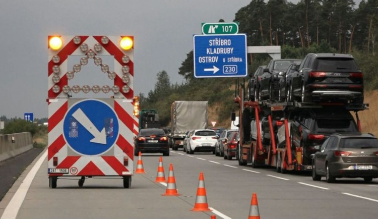 Nehoda ochromila D5 ve směru na Rozvadov. Na objízdné trase se tvoří dlouhé kolony