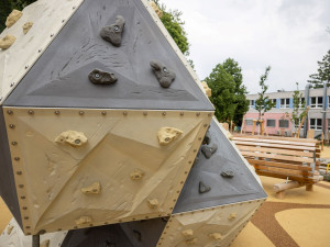 FOTO: Otevřeno. Děti v Polance nad Odrou si začaly užívat nové dětské hřiště