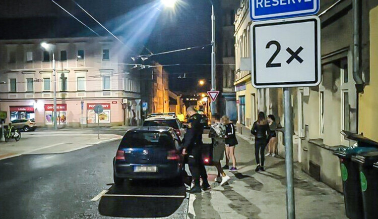 Jedno špatné parkování spustilo lavinu průšvihů, muž skončil v rukou policie