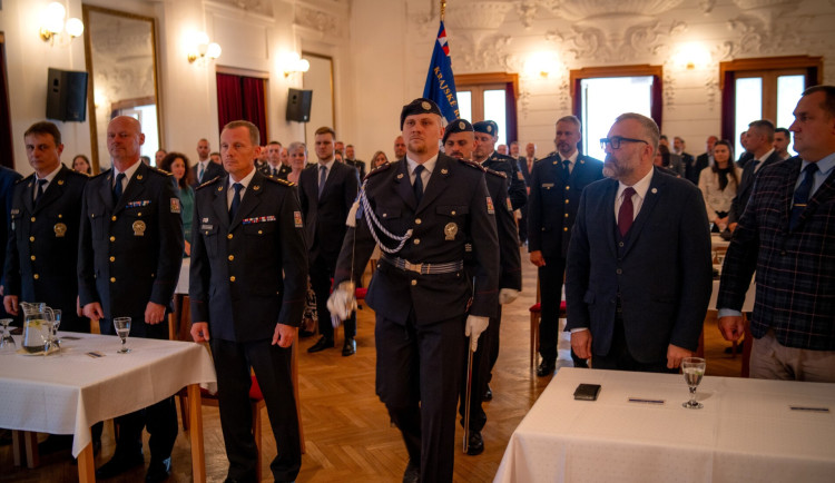 Policisté z Frýdku-Místku si převzali svá ocenění. Bylo jich bezmála padesát