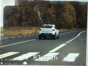 Policie kontrolovala řidiče. Zjistila alkohol, překročení rychlosti i jízdu bez řidičáku