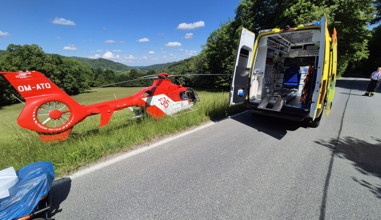 Na Bruntálsku boural čtyřiatřicetiletý motorkář. Letěl pro něj vrtulník