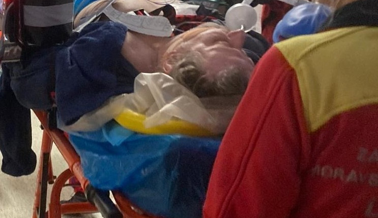 Muž spadl ze čtyřmetrového žebříku. Vážně si poranil hlavu, hrudník i břicho