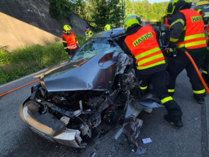 Řidič narazil do pilíře mostu na Havířovsku. Z auta ho museli vyprostit