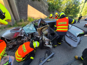 Řidič narazil do pilíře mostu na Havířovsku. Z auta ho museli vyprostit