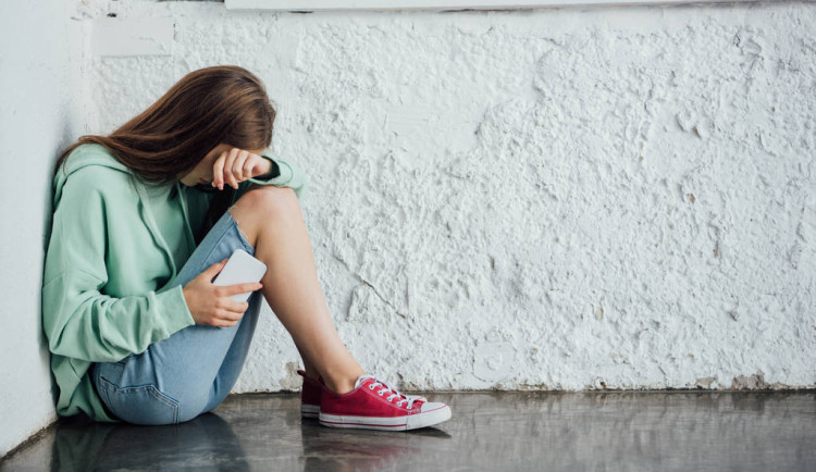 Řezání u dětí, vydírání a nahé fotky. Kampaň Než klikneš varuje před online hrozbami