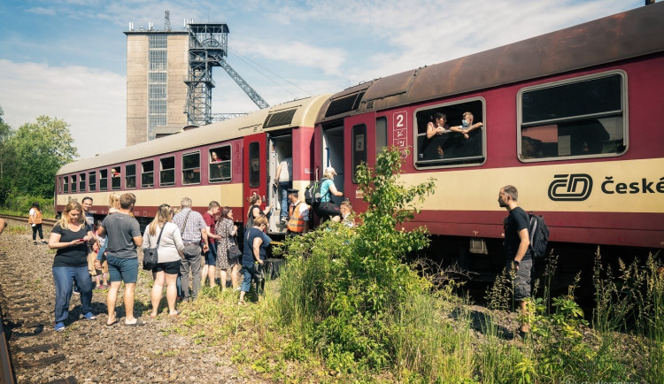 Báňské vlaky budou jezdit až do září. Přibližují hornickou tradici regionu