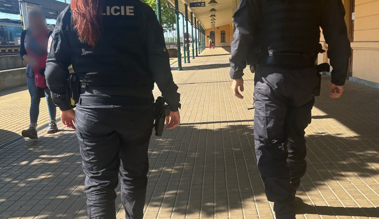 Dva nezletilí se vezli na spřáhle vlaku. Policie varuje před nebezpečným hazardem.