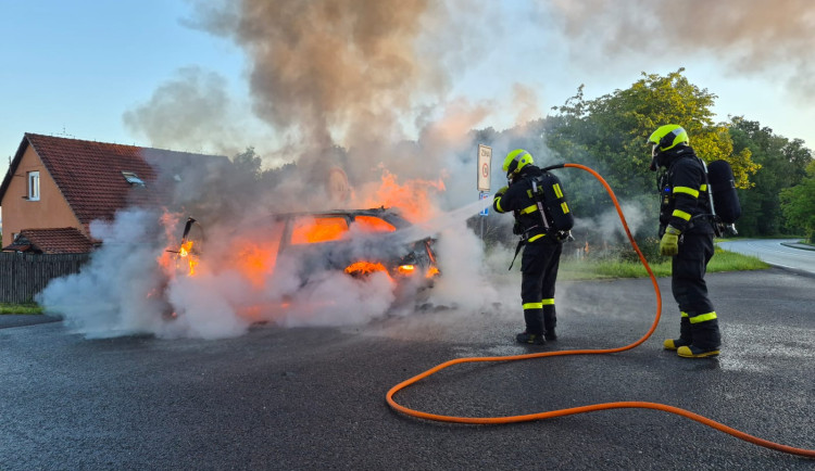 Požár osobního vozidla v Horních Bludovicích. Škoda 600 tisíc korun, příčina se vyšetřuje.