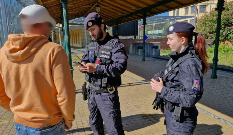 Stovky přestupků v kolejišti. Lidé stále riskují životy, upozorňuje policie