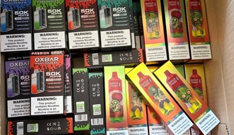 Přes milion na dani. Celníci zajistili tisíce náplní do elektronických cigaret
