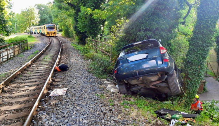 Další nehoda na problémovém přejezdu v Praze, vlak srazil osobní auto