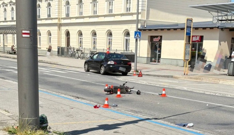 Vážná nehoda v Opavě: U vlakového nádraží se srazilo auto s elektrokoloběžkou