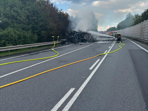 U Jablunkova se srazilo auto s kamionem, který shořel. Dvě ženy jsou těžce zraněné