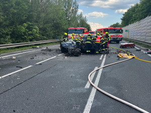 U Jablunkova se srazilo auto s kamionem, který shořel. Dvě ženy jsou těžce zraněné