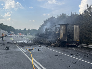 U Jablunkova se srazilo auto s kamionem, který shořel. Dvě ženy jsou těžce zraněné