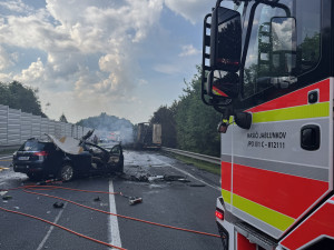 U Jablunkova se srazilo auto s kamionem, který shořel. Dvě ženy jsou těžce zraněné