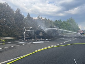 U Jablunkova se srazilo auto s kamionem, který shořel. Dvě ženy jsou těžce zraněné