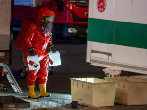 Z kamionu vytékal hydroxid draselný, řidič celkem převážel stovky litrů chemikálií