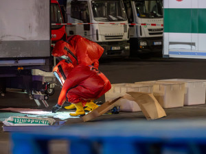 Z kamionu vytékal hydroxid draselný, řidič celkem převážel stovky litrů chemikálií