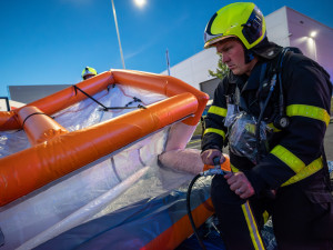Z kamionu vytékal hydroxid draselný, řidič celkem převážel stovky litrů chemikálií