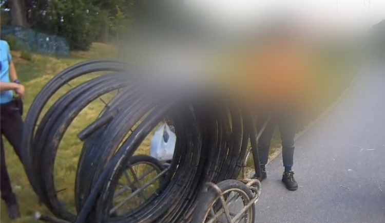 Muž tlačil Brnem vozík plný ukradených kabelů. Tvrdil, že je dostal darem