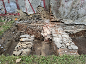 Archeologové odhalují tajemství sklepů ze 17. století v areálu Slezanky