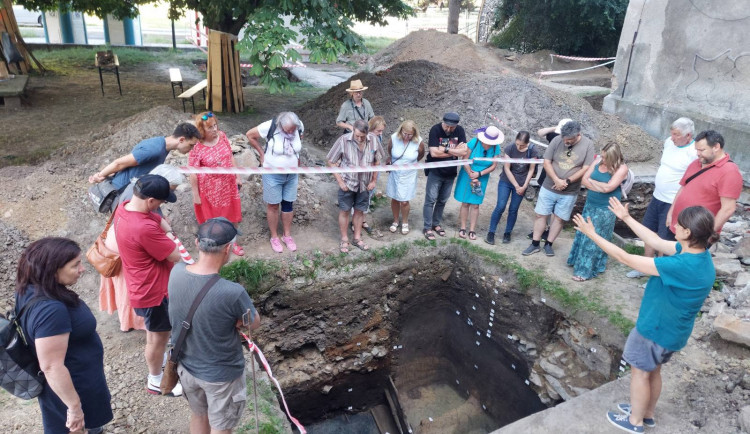 Archeologové odhalují tajemství objevených sklepů ze 17. století