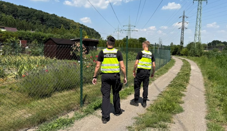 Pozor na kola, nářadí i věci na zahradách. Ostravští strážníci varují před zloději.