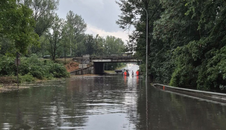 Moravskoslezští hasiči mají už desítky zásahů, odstraňují stromy a čerpají vodu