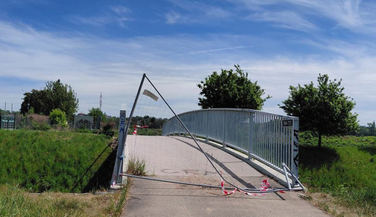 Řidiče čekají noční uzavření D2. Cyklisty znepřístupnění stezky podél Svratky
