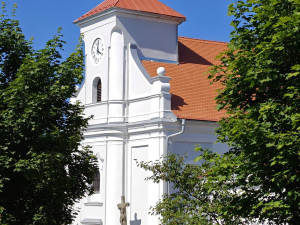 FOTO: Šikmý kostel v Karviné září historickými barvami, oprava stála sedm milionů