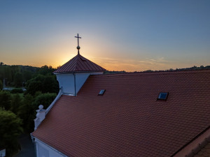 FOTO: Šikmý kostel v Karviné září historickými barvami, oprava stála sedm milionů