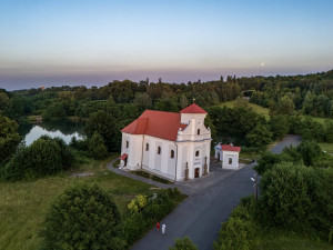 FOTO: Šikmý kostel v Karviné září historickými barvami, oprava stála sedm milionů