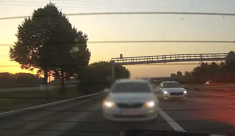 VIDEO: Bezohledný řidič se před zákonem skrýval v obilí. Utéct chtěl i taxíkem