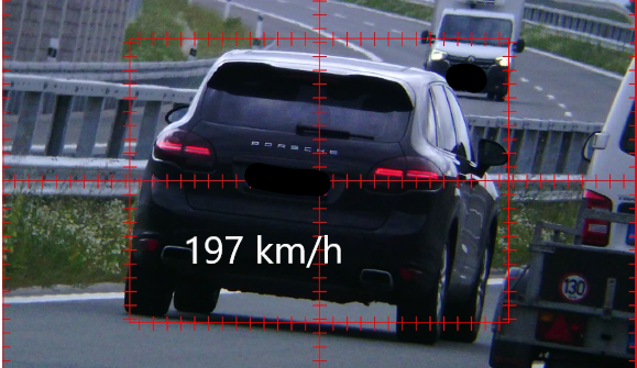 Porsche jelo na D35 dvoustovkou. Řidič i další dva piráti jsou bez řidičáku