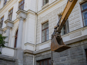 Historická budova Bezručovy školy prochází opravou. Frýdek-Místek bojuje s vlhkostí