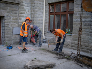 Historická budova Bezručovy školy prochází opravou. Frýdek-Místek bojuje s vlhkostí