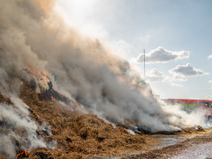 Stovky balíků slámy zachvátil požár. V Hlučíně zasahovalo 12 jednotek hasičů