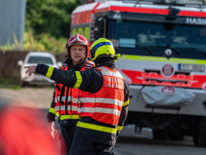 Stovky balíků slámy zachvátil požár. V Hlučíně zasahovalo 12 jednotek hasičů
