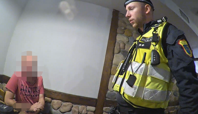 Čtyři piva, cigareta a útěk bez placení. Host ostravské pivnice se ale daleko nedostal
