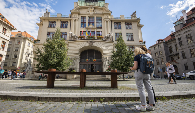 Praha chce přezkum rozhodnutí odboru, na kterém zasahovala policie