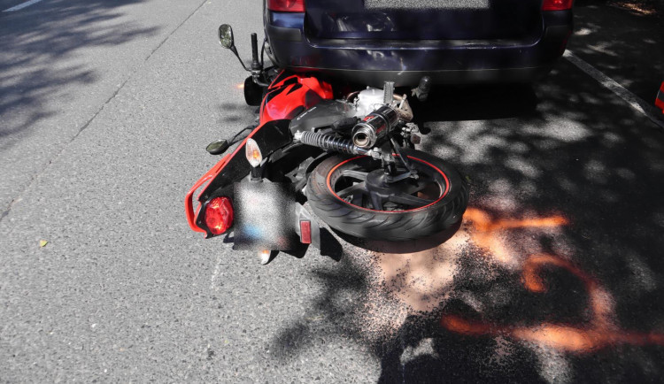 Na motorce nedobrzdila. Svůj stroj zapasovala pod auto