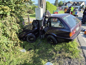 Vážná nehoda u Třince. Mladý řidič nezvládl zatáčku a narazil do sloupu