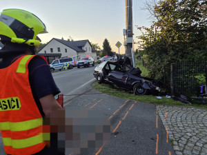Vážná nehoda u Třince. Mladý řidič nezvládl zatáčku a narazil do sloupu