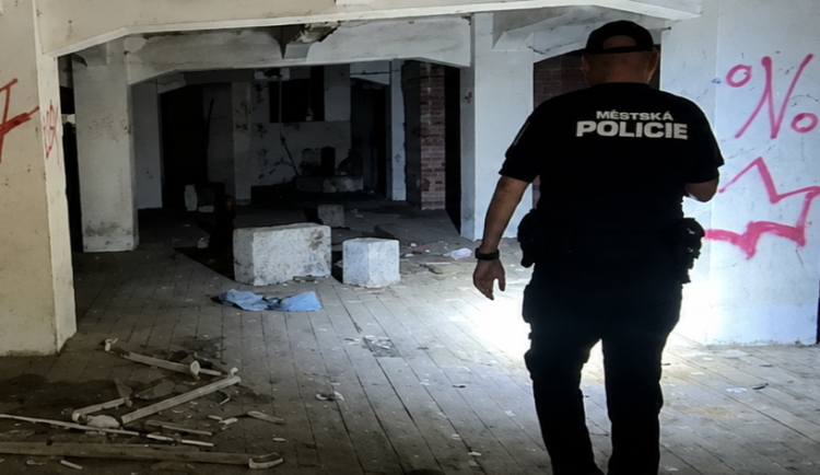 Děti objevují opuštěná místa. Za zdmi se může skrývat nebezpečí, varuje policie